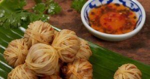 หมูสร่ง ของว่างไทยโบราณหน้าตาเหมือนลูกตะกร้อ ที่ใครได้ชิมก็ติดใจ